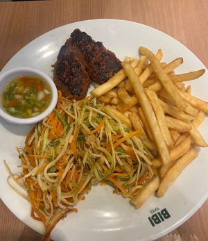 Hamburger do futuro, batata frita, espaguete de abobrinha, cenoura e palmito at Bibi 1993 in Rio De Janeiro