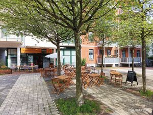 Nice tables under the shadow at Mama's Kitchen Hannover - 蝶碟出色 in Hannover