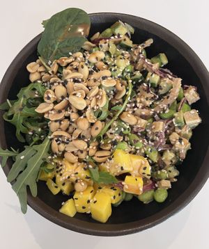 Tofu-Bowl mit Naturreis, Roten Zwiebeln, Edamame, Mango, Salat und Sesam-Sauce   at Ma'loa in Siegen