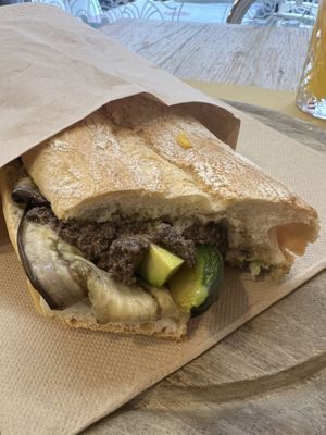 Sfilatino con pate di olive, verdure grigliate e avocado  at Maramais Cafè in Milan