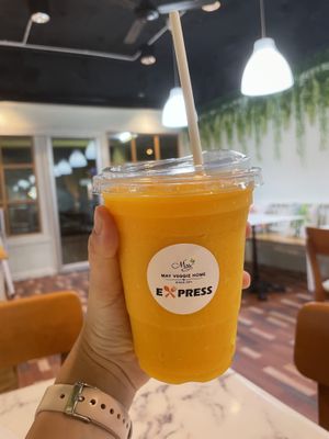 Mango smoothie 10/10  at May Veggie Home Express - ประสานมิตรพลาซ่า in Bangkok