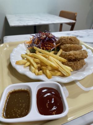 Beilagen zwiebelringe, Pommes und Salat  at May Veggie Home Express - ประสานมิตรพลาซ่า in Bangkok