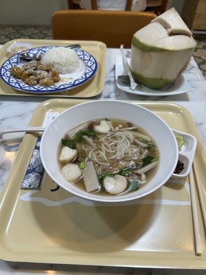 Noodle soup lover and in the back tasty korean fried chikn one  at May Veggie Home Express - ประสานมิตรพลาซ่า in Bangkok