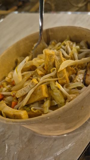 Pad thai at May Veggie Home Express - ประสานมิตรพลาซ่า in Bangkok