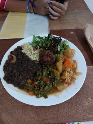 Prato do dia era feijoada, bem diferente mas saborosa. Gostei at Health Valley Barra in Salvador