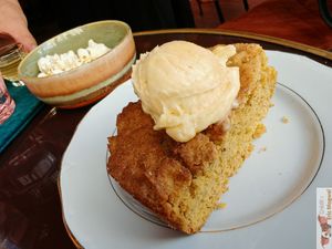 Rhonda's Cornbread, savory, spicy and sweet cornbread, served warn with vegan mapple butter. at Abricot Bar in Paris