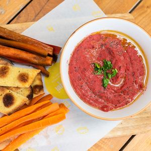 Beetroot hummus at No Piqui in Tomares