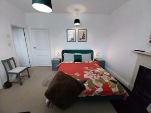 Bedroom with ensuite shower and WC  at Jesmond House - Vegan B&B in Hull