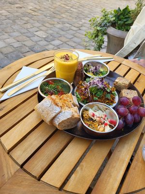 Veganes Frühstück mit verschiedenen Aufstrichen, Baguette, Frühstückskuchen, Trauben und Mangolassi at Annapurna in Passau