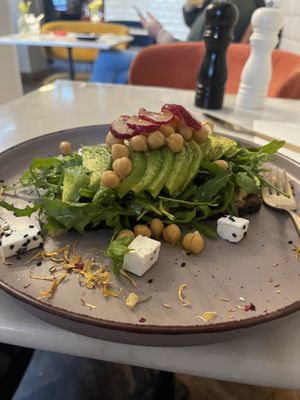 Adams Toast (Avocado Toast mit veganem Feta)  at Audrey Coffee in Berlin