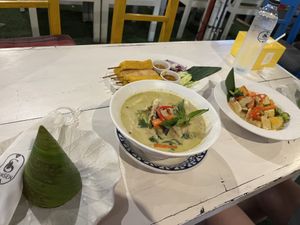 Grünes & rotes Curry, satay Tofu   at Samsen Center in Bangkok