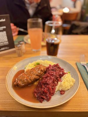 Roulade Reloaded

Klassische“ Roulade, handgerollt aus der Sojabohne, gefüllt mit Zwiebel, saurer Gurke und Senf, geschmort in veganer Jus, dazu servieren wir Rotkraut und „ at Schnitzelei Wilmersdorf in Berlin