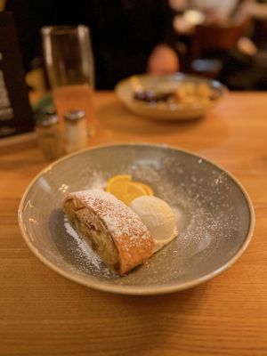 Apfelstrudel 
Serviert mit veganem Vanilleeis
 at Schnitzelei Wilmersdorf in Berlin