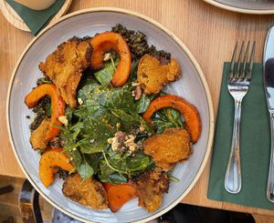 Austernpilz Schnitzel auf Gemüsesalat  at Schnitzelei Wilmersdorf in Berlin