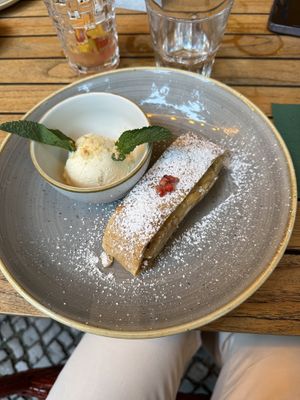 Veganer Apfelstrudel  at Schnitzelei Wilmersdorf in Berlin