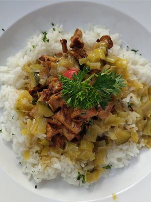 Gebratene Pfifferlinge mit Jasminreis in Curry-Lauch-Zucchini-Sauce at Gasthof Eyachperle in Haigerloch