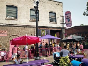 huge queue to get inside at Voodoo Doughnut in Portland