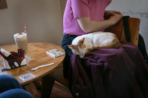 Anfitriones recibiendo a sus comensales. at La Casa de la Gata Horacia in Santiago