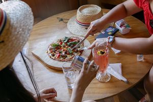 Pizza vegana en día especial temático.  at La Casa de la Gata Horacia in Santiago