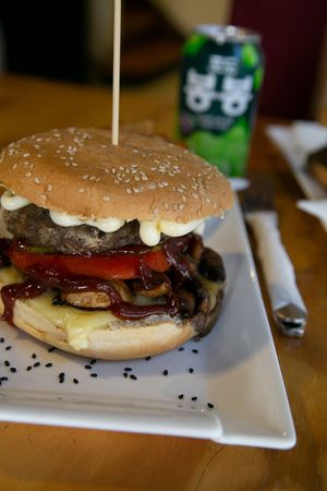 Gato Jazz Veg.
Tiene base de queso mama's mozza, champiñones salteados, mayonesa, salsa BBQ y hamburguesa de soja de la casa. at La Casa de la Gata Horacia in Santiago