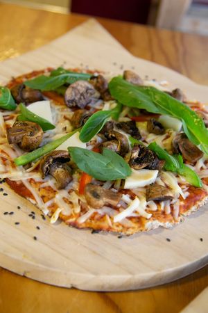 Pizza Sr. Neko Veg
Tiene base de queso mama's mozza, champiñones salteados, palmitos, pimentón y rúcula. at La Casa de la Gata Horacia in Santiago