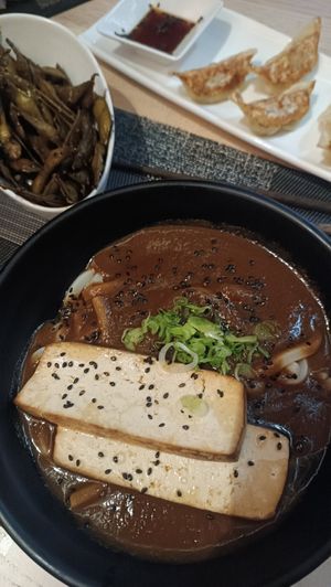 Curry Udon + Edamame + Gyozas vegetales at Mosicopa & El Mos in La Seu Durgell