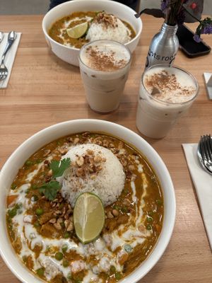 Tikka masala & Chai iced latte  at roots - Münstergasse in Zurich