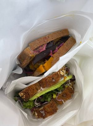 Auberginen- und Avocadosandwich  at roots - Münstergasse in Zurich