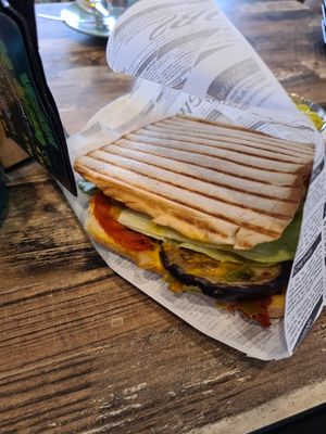 Nachos, Avocado dip and veggie sandwich at Mojo Coffee in Bremerhaven