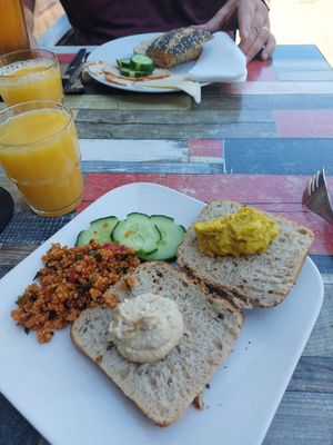 verschiedene Hummus-Sorten at Café Melin in Viersen
