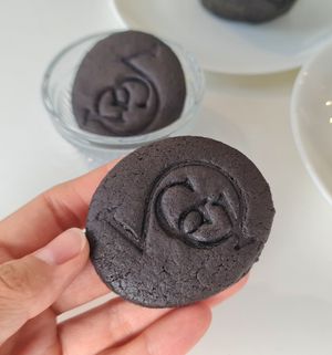 Complimentary cookies - close-up at Veganuary - 비거뉴어리 in Incheon