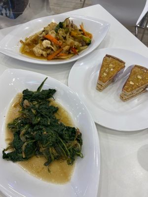 Слева внизу мангольд. Вверху овощи с грибами.  at SAS Food Court in Yerevan