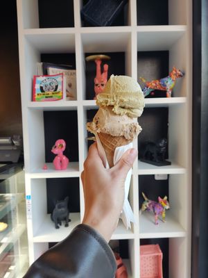 Helado de snikers y pistacho🥵 at Poga Helados in Santiago