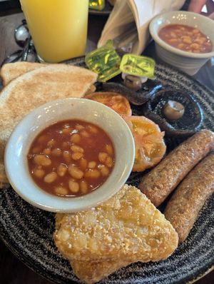 Vegan English breakfast 😍 at LHR - The Crown Rivers -  JD Wetherspoon - T5 in West London