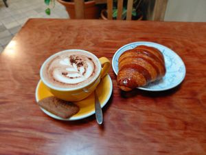 Hot chocolat and special croissant at Plantbar Jacqueline in Borgerhout