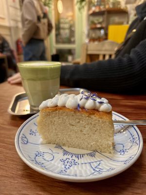 Lemon loaf and matcha with pea milk  at Plantbar Jacqueline in Borgerhout
