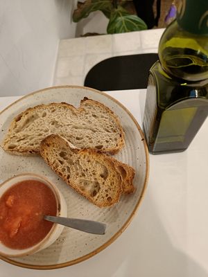 Tostada with tomato and olive oil at FAV COFFEE - Café de especialidad in Valencia