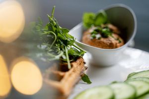 Pikante Waffeln mit Basilikum Tomaten Aufstrich #Veganuary at Café Naiv in Innsbruck
