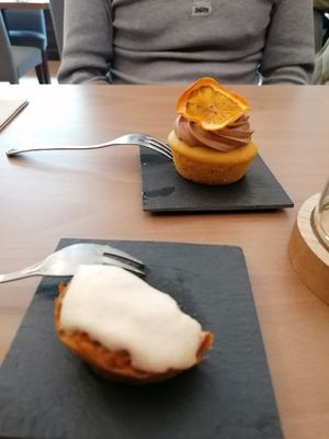 Orangen-Schoko Cupcake und Karottenkuchen at Café Naiv in Innsbruck