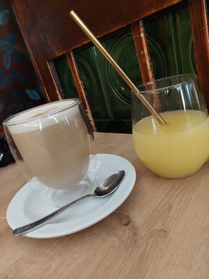 cafe latte und frischer orangensaft at Café Naiv in Innsbruck