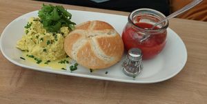 rührtofu mit Brötchen und tomaten at Café Naiv in Innsbruck