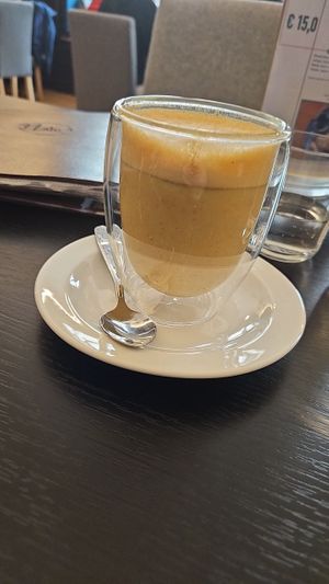 Kurkuma Latte mit Hafermilch at Café Naiv in Innsbruck