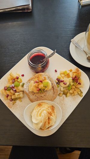 Pancakes mit Blaubeerensauce at Café Naiv in Innsbruck