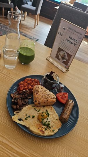 Irish Breakfast  +  Grüner Smoothie at Café Naiv in Innsbruck