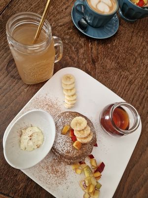 Lavendel Zitronen Limonade; Pancakes mit Ahornsirup at Café Naiv in Innsbruck