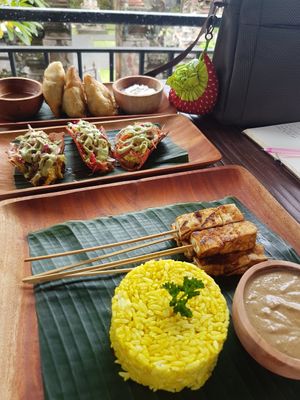Vegan satay, vegan jack fruits vegan samosa at Pawwon Restu in Ubud