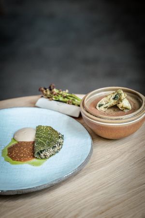 Cabbage, caramelized onions & llek oils, risotto of quinoa & fennel wrap. VEGAN plates  , plant-based gastronomy at Entropy in Brussels