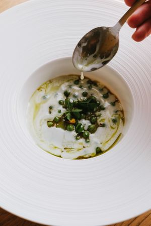 Green peas, plant based milk, puffed buckwheat  
🌱 Entropy restaurant, plant based gastronomy 
🍀Young chef of the Year 2025 for Brussels
🌱Discovery of the Year 2023  at Entropy in Brussels