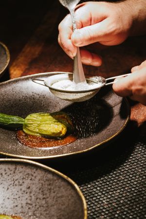 Zucchini flower stuffed with mushrooms 
🌱 Entropy restaurant, plant based gastronomy 
🍀Young chef of the Year 2025 for Brussels
🌱Discovery of the Year 2023  at Entropy in Brussels