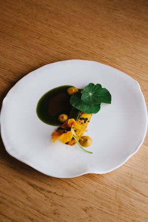 Zucchini, nasturtiums, cherries  
🌱 Entropy restaurant, plant based gastronomy 
🍀Young chef of the Year 2025 for Brussels
🌱Discovery of the Year 2023  at Entropy in Brussels